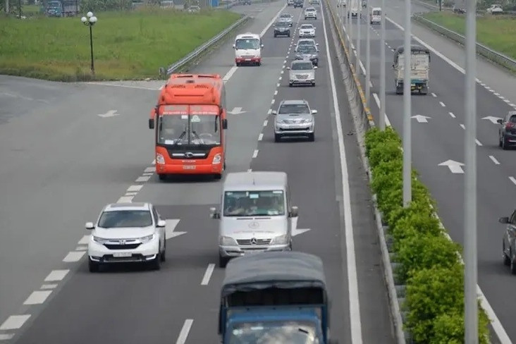 Chuyển làn quên bật xi nhan tài xế có bị thu giữ xe không?