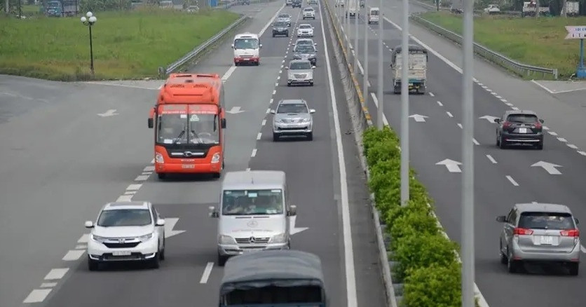 Chuyển làn quên bật xi nhan tài xế có bị thu giữ xe không?
