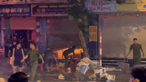 Hà Nội: Cháy cửa hàng hoa trên phố Nguyễn Thị Định, cảnh sát phá cửa để dập lửa