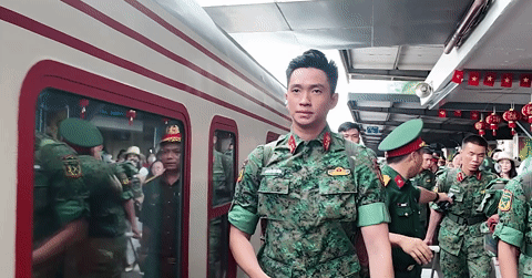 Dòng người 'vây kín' thượng úy Lê Hoàng Hiệp tại ga Hà Nội