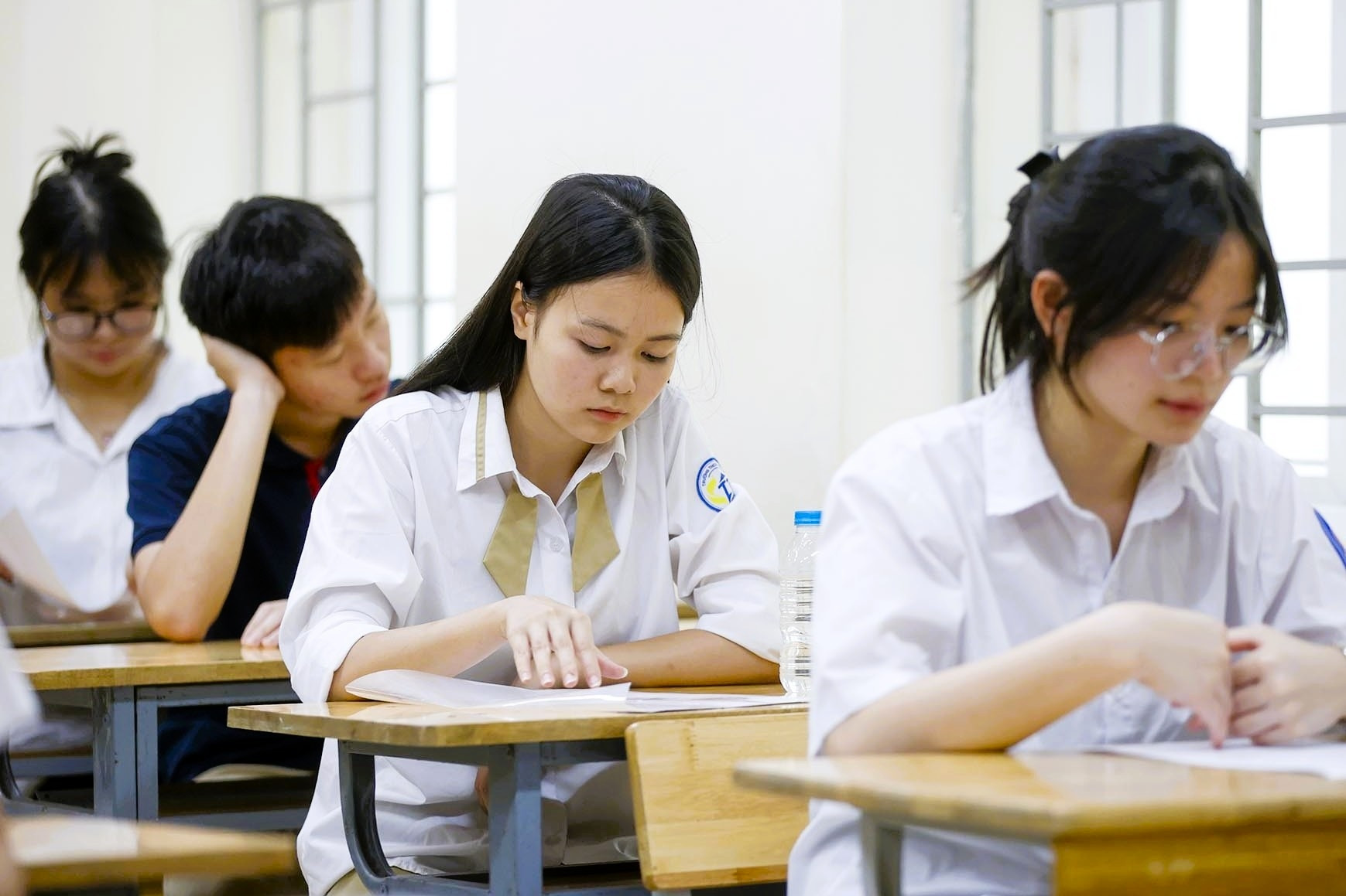 Gần 103.000 thí sinh Hà Nội bước vào môn thi đầu tiên, giành suất lớp 10