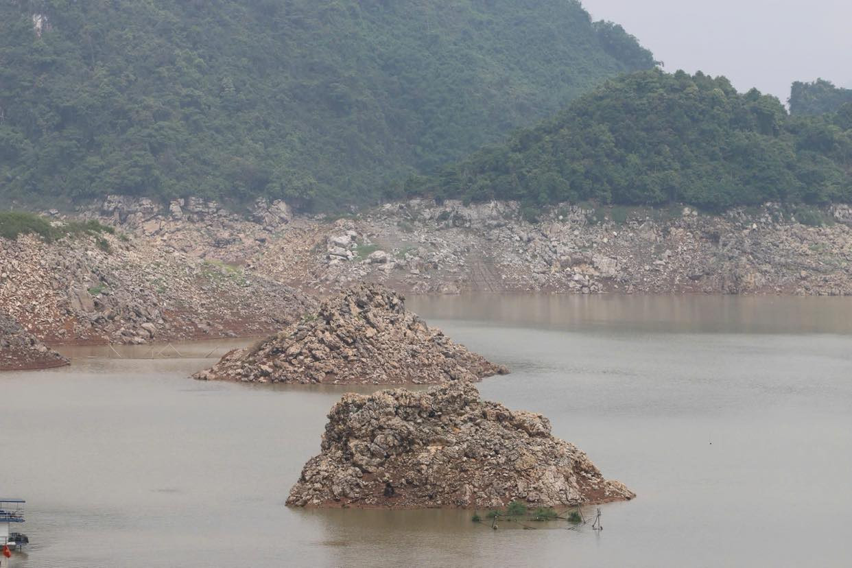 ho hoa binh 2.jpg