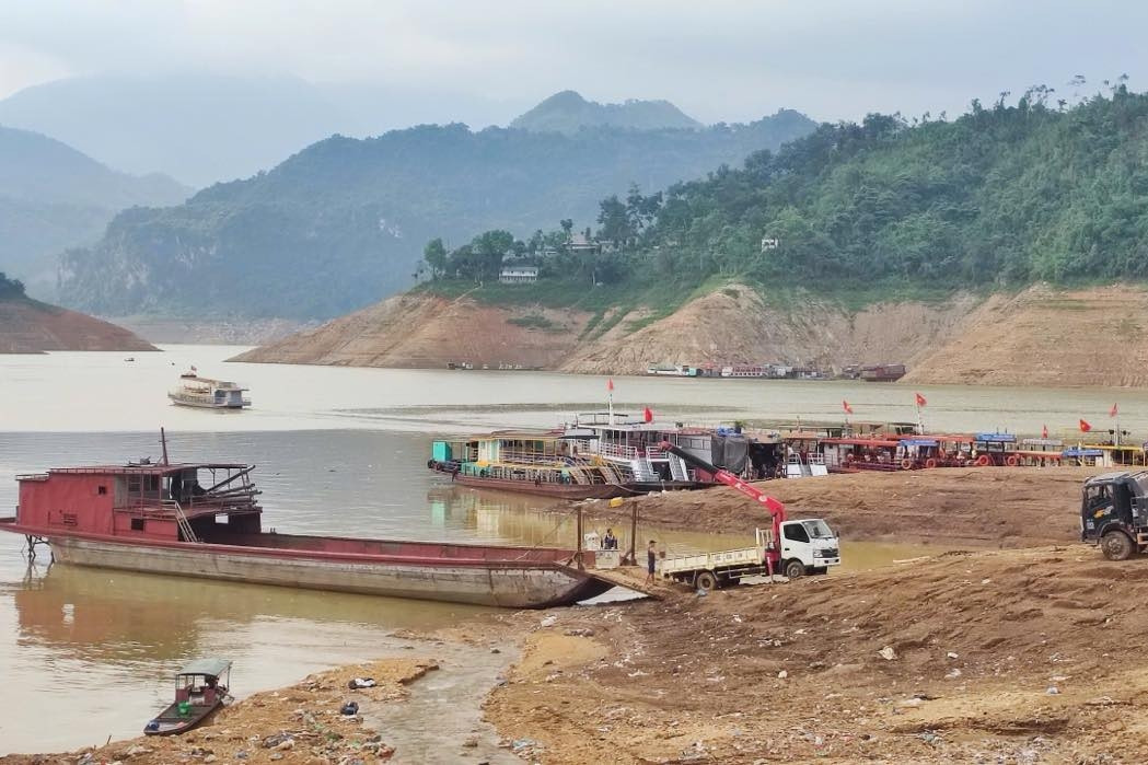 Hồ Hòa Bình cạn nước kỷ lục, nhiều khu vực trơ đáy