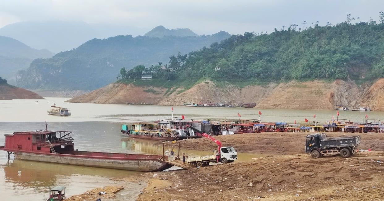Hồ Hòa Bình cạn nước kỷ lục, nhiều khu vực trơ đáy
