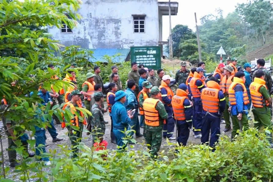 Huy động hơn 100 người tìm kiếm hai vợ chồng mất tích khi bơi qua sông