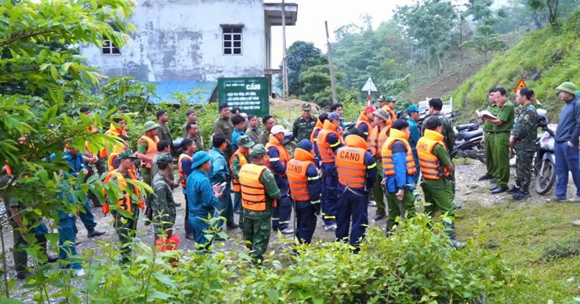 Huy động hơn 100 người tìm kiếm hai vợ chồng mất tích khi bơi qua sông