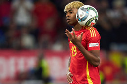 Lamine Yamal thách thức Ronaldo