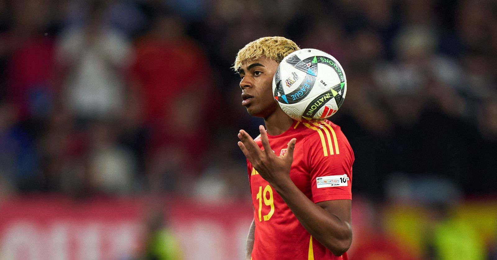 Lamine Yamal thách thức Ronaldo
