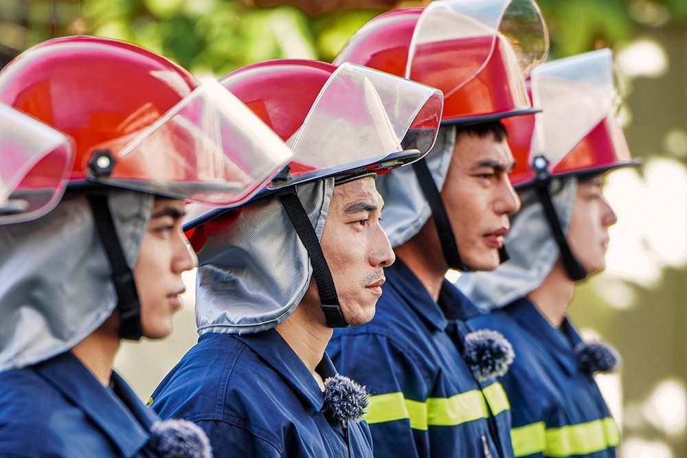 Lê Dương Bảo Lâm, MONO cùng 10 nghệ sĩ 'thử' làm công an, lính cứu hoả