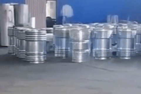 Ném thùng phuy 20kg chuẩn như máy, anh công nhân gây bão mạng xã hội