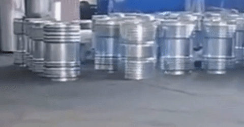 Ném thùng phuy 20kg chuẩn như máy, anh công nhân gây bão mạng xã hội