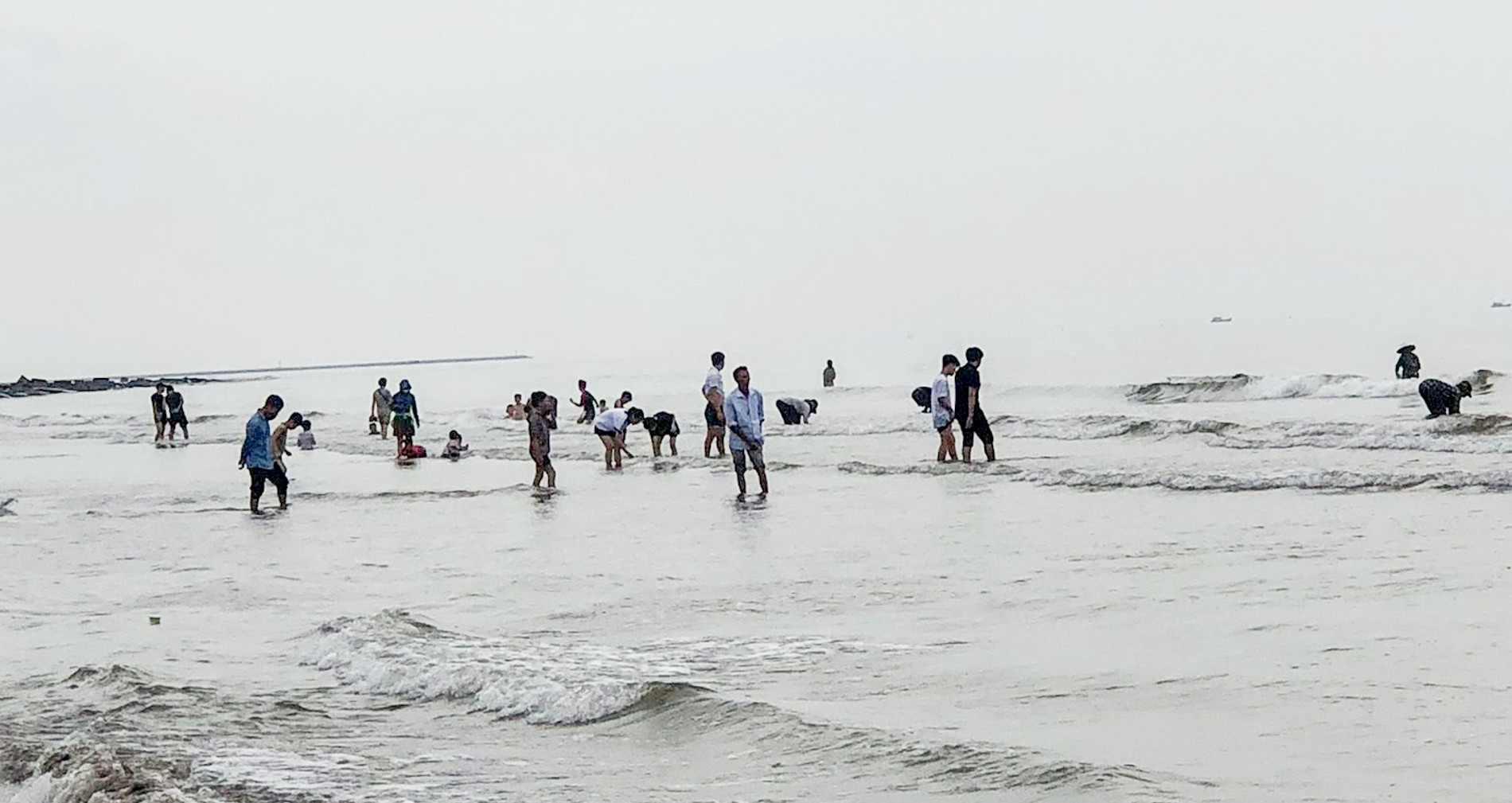 Người dân Nam Định đổ xô đi bắt ‘lộc biển’ kiếm tiền triệu