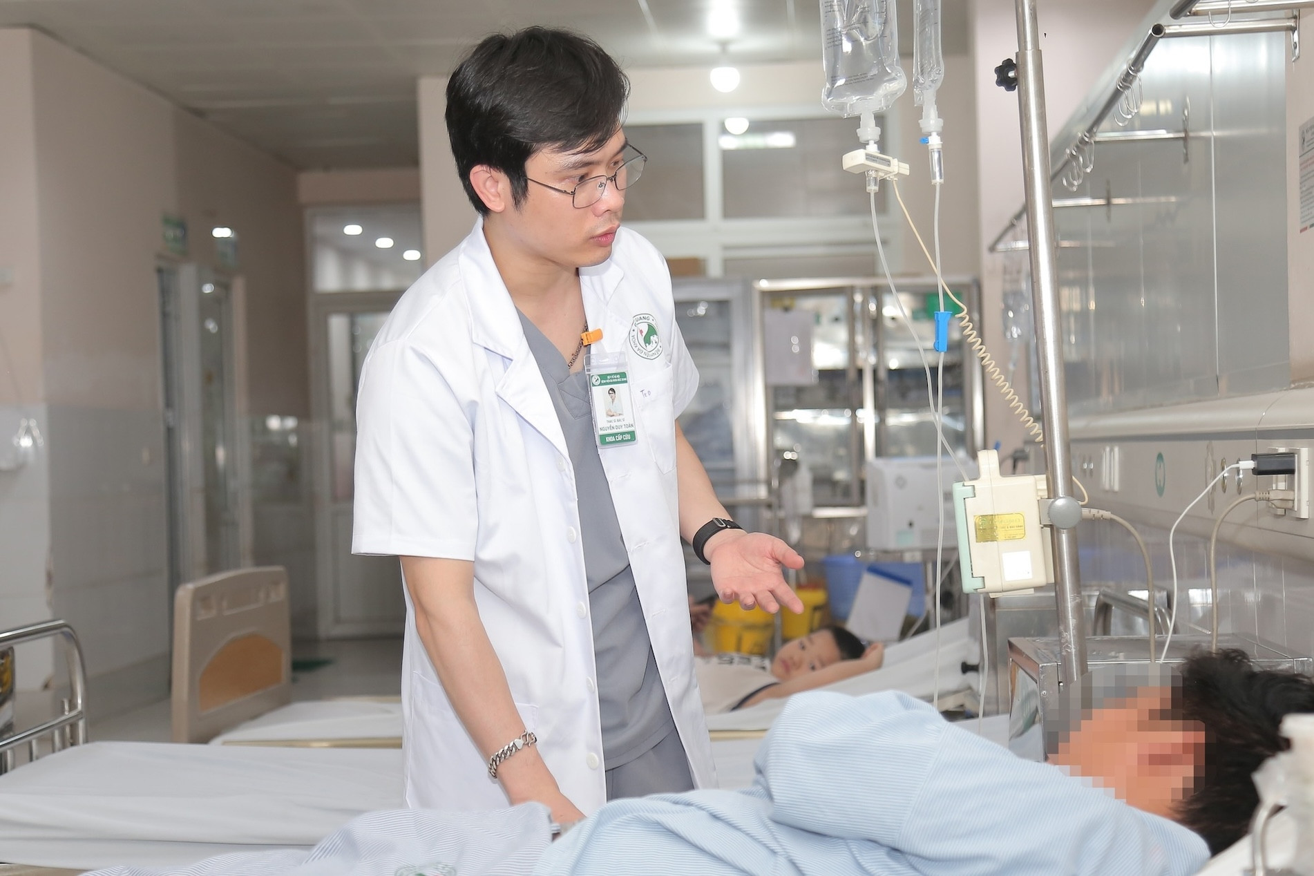 Người đàn ông nguy kịch do say nóng, thầy thuốc cấp cứu không chờ xét nghiệm