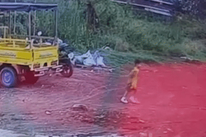 Ô tô lao như tên bắn đâm xuyên tường, suýt tông trúng bé gái 8 tuổi