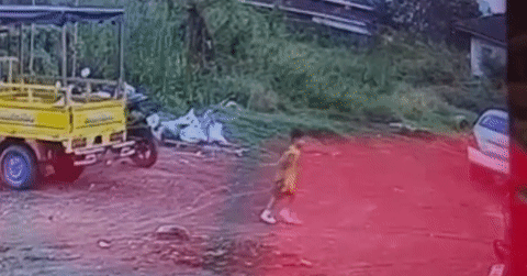 Ô tô lao như tên bắn đâm xuyên tường, suýt tông trúng bé gái 8 tuổi