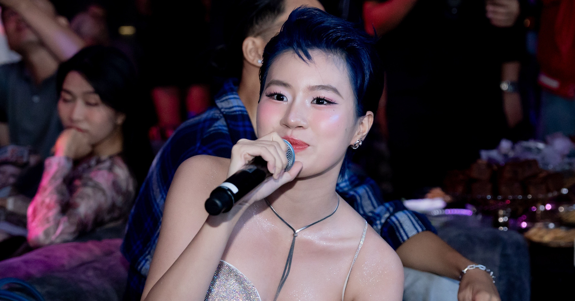 Pháo mặc bốc lửa đến mừng rapper Ricky Star