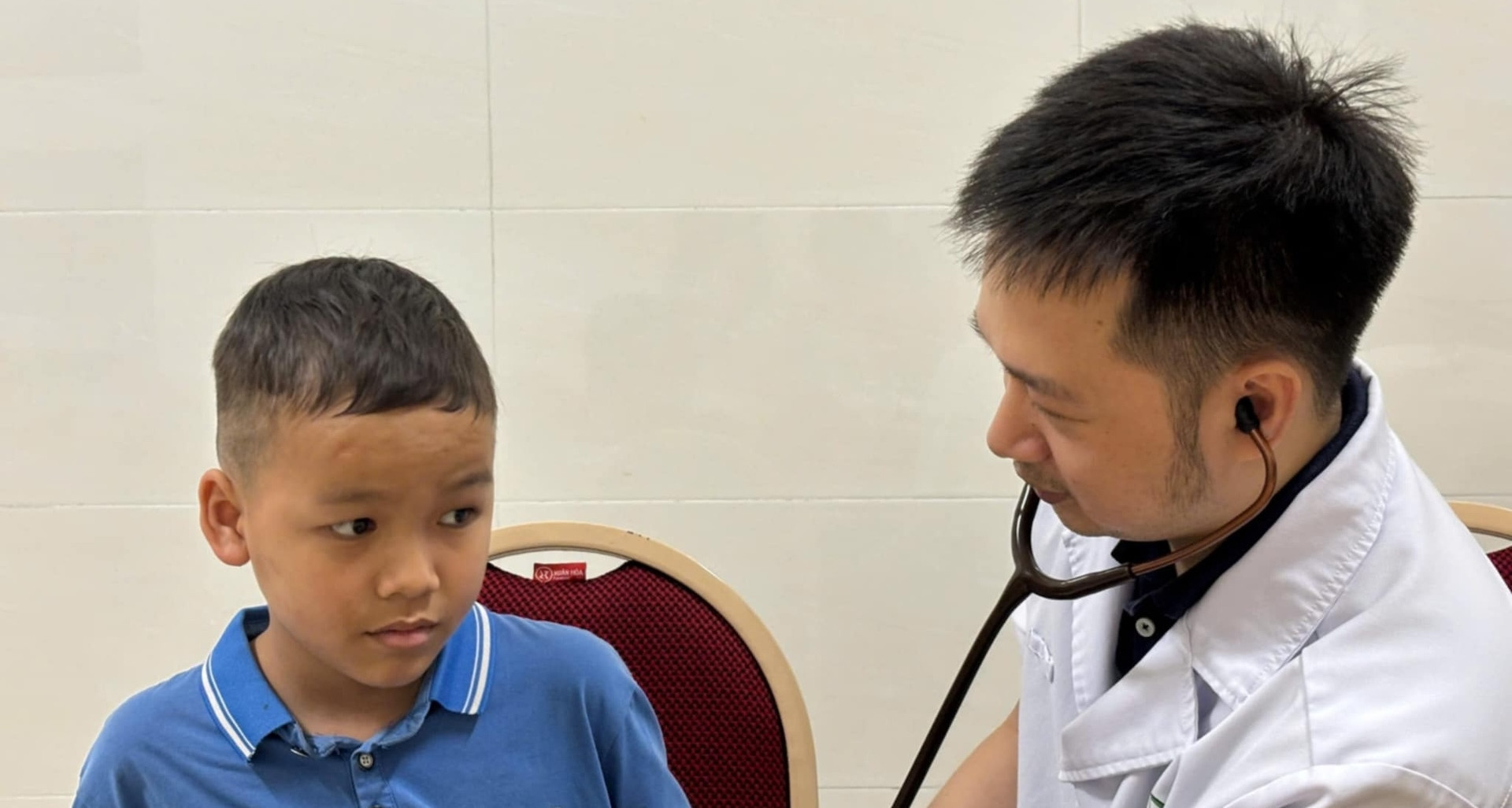 Phép màu từ trái tim người lạ: Hành trình 11 năm đi tìm sự sống cho con trai nhỏ