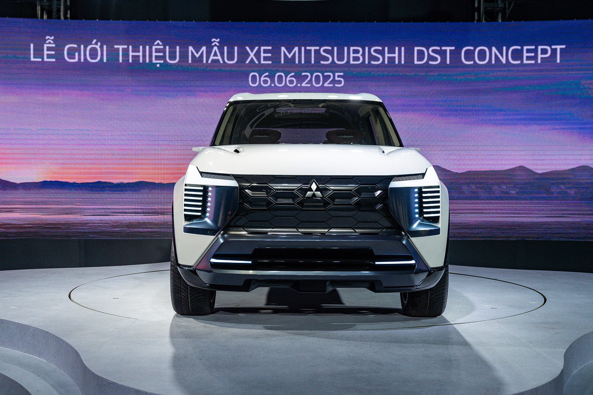 Quân bài mới của Mitsubishi tại Việt Nam: SUV 7 chỗ cỡ C giá dưới 1 tỷ đồng