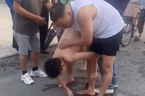 Sai lầm nghiêm trọng khi ép bụng, bế ngược nạn nhân đuối nước