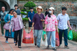 Sĩ tử thi lớp 10 đổ về Văn Miếu, sắm hàng chục cân lễ cầu may