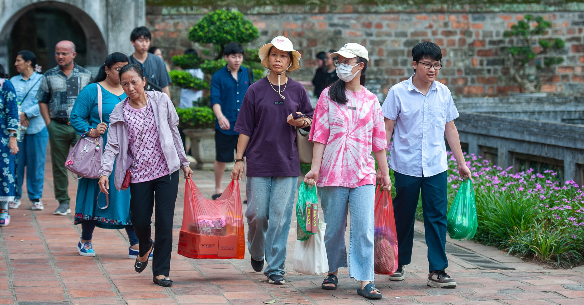 Sĩ tử thi lớp 10 đổ về Văn Miếu, sắm hàng chục cân lễ cầu may