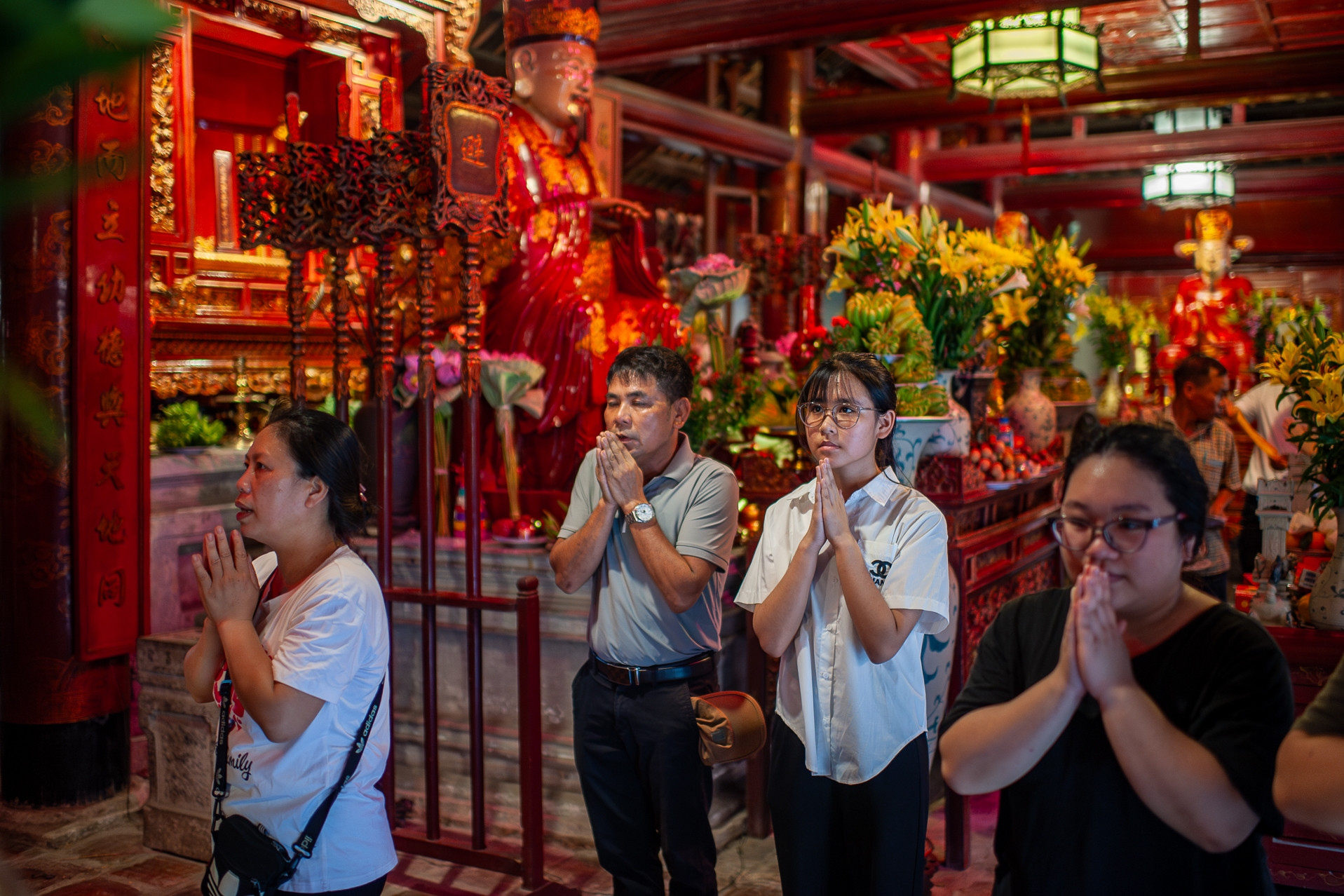 Sĩ tử thi lớp 10 đổ về Văn Miếu, sắm hàng chục cân lễ cầu may