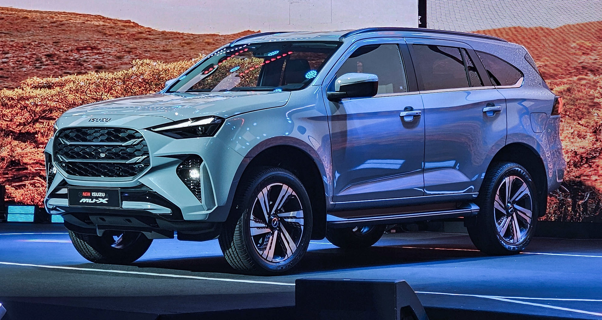 Thêm trang bị, tăng giá bán, Isuzu mu-X 2025 có đang tự làm khó mình?