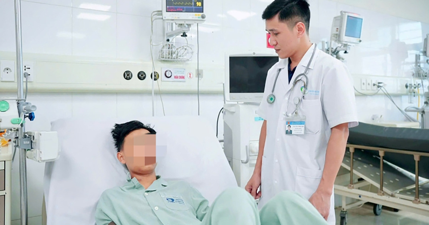 Thiếu niên bị thang máy kẹp cổ vào cấp cứu, báo động đỏ toàn viện