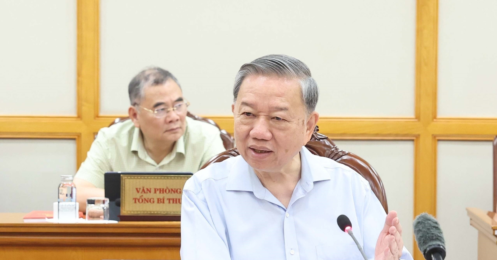 Tổng Bí thư: Khuyến khích người còn tuổi làm việc, giữ số cấp phó sau sáp nhập