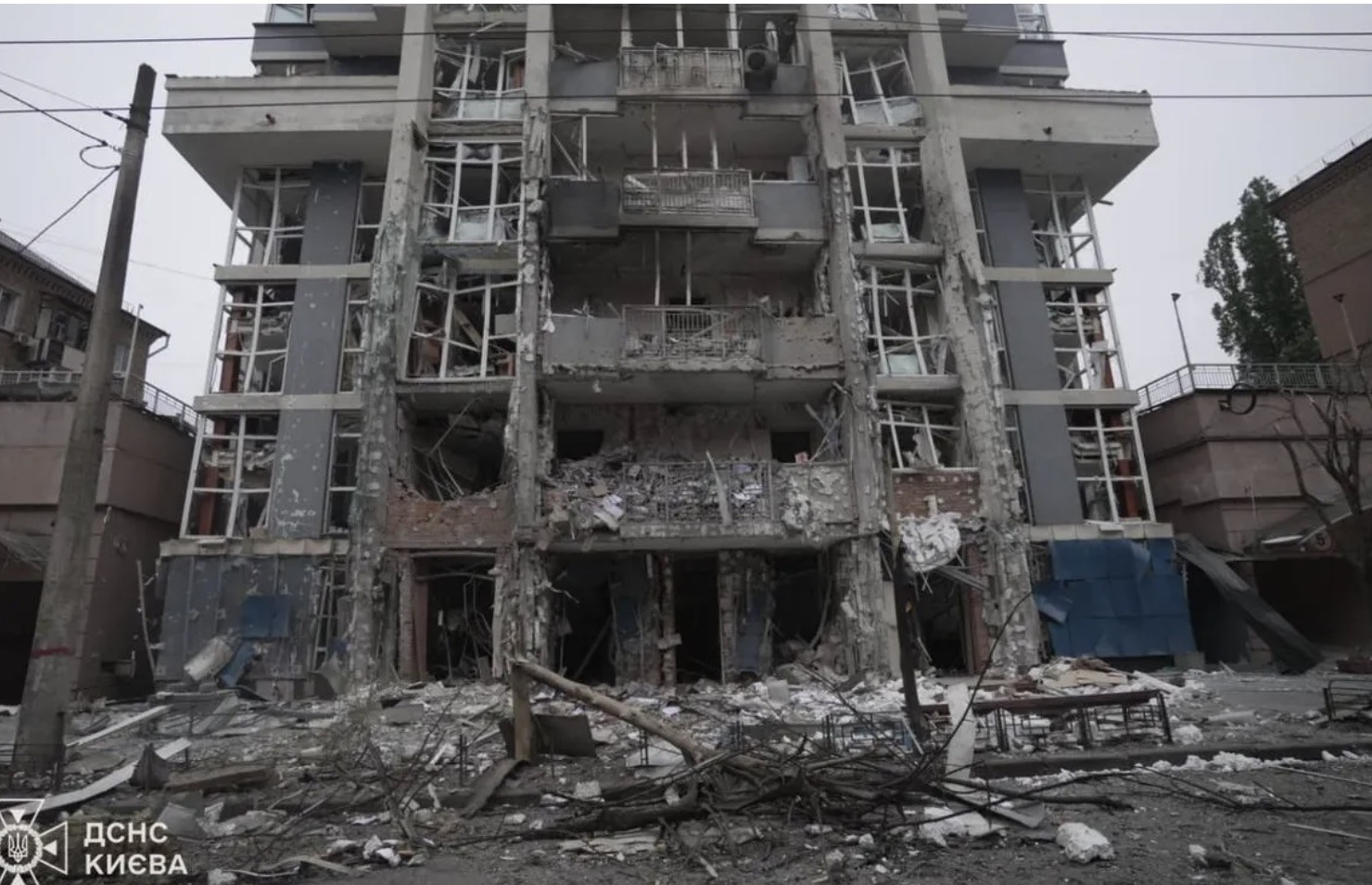 Ukraine bị không kích quy mô lớn, hàng trăm UAV, tên lửa oanh tạc suốt đêm