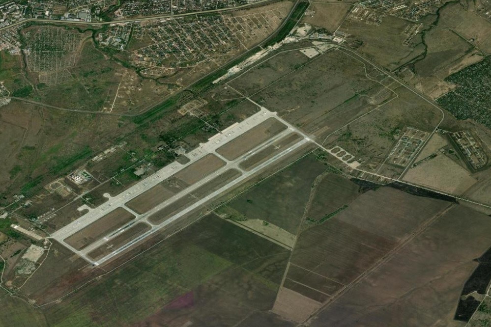 Ukraine tấn công 2 sân bay quân sự Nga, Moscow kiểm soát thêm làng ở Donetsk