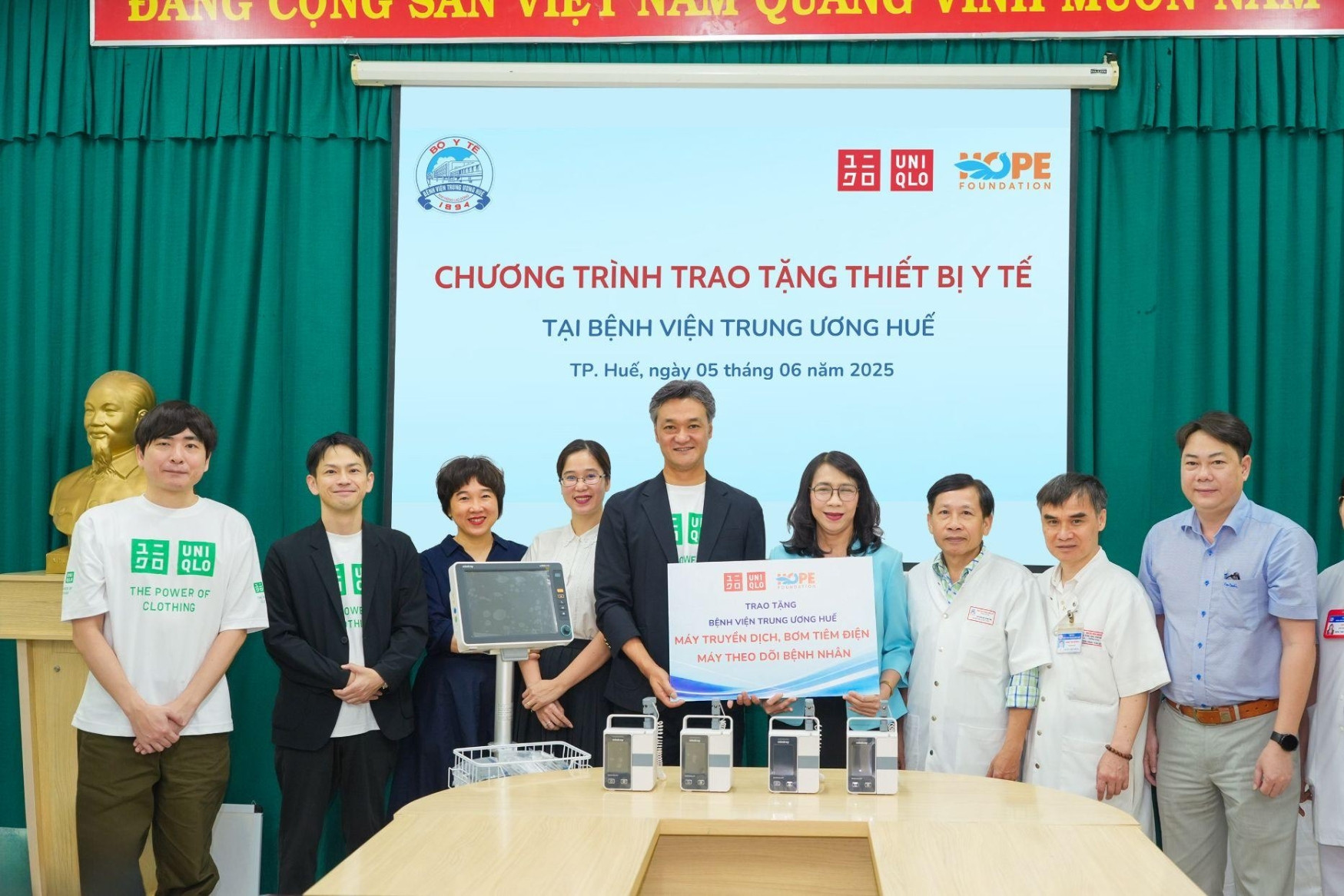 Uniqlo và Quỹ Hy vọng tặng thiết bị y tế cho Bệnh viện Trung ương Huế