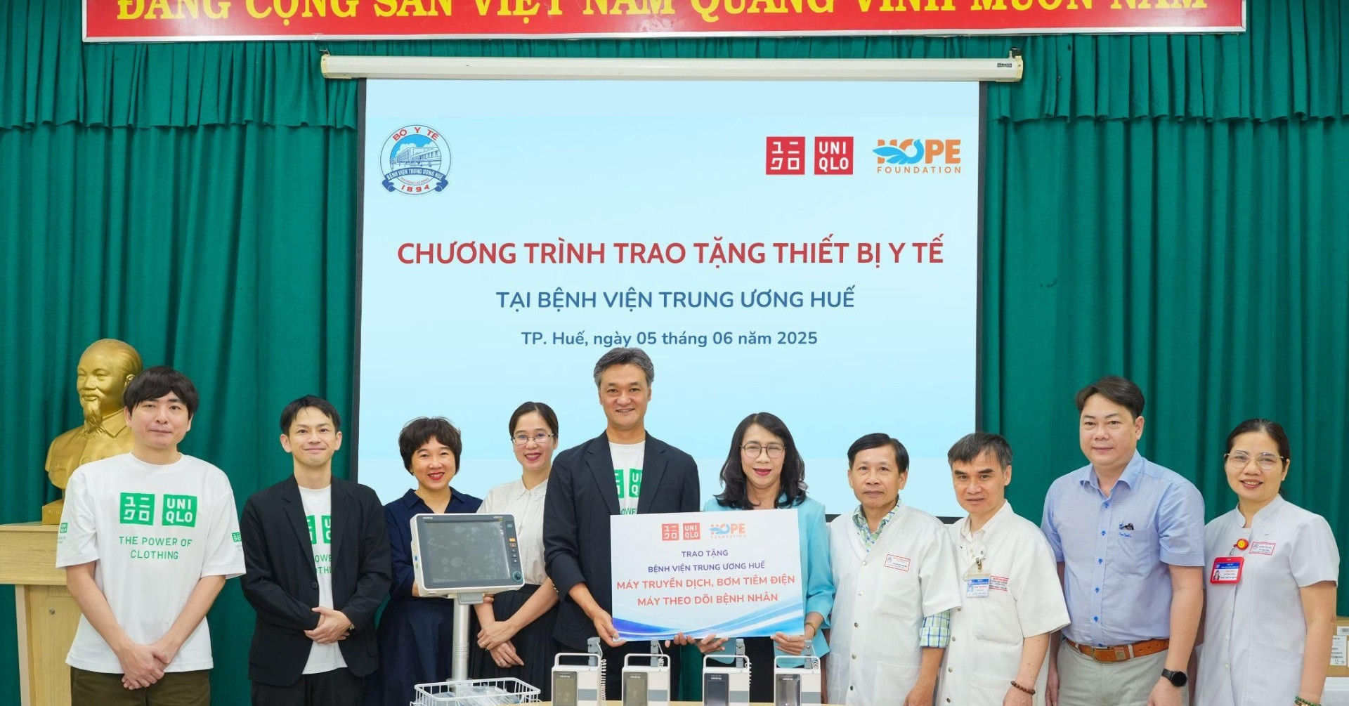 Uniqlo và Quỹ Hy vọng tặng thiết bị y tế cho Bệnh viện Trung ương Huế