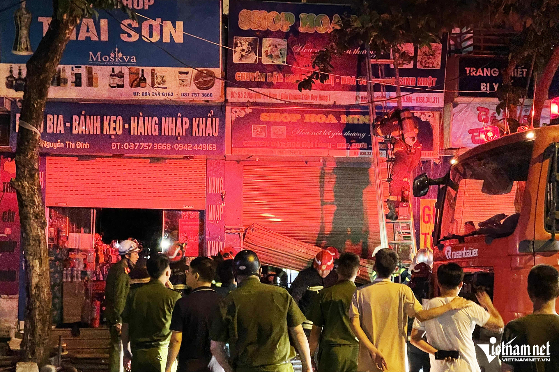 W-chay cua hang hoa.jpg