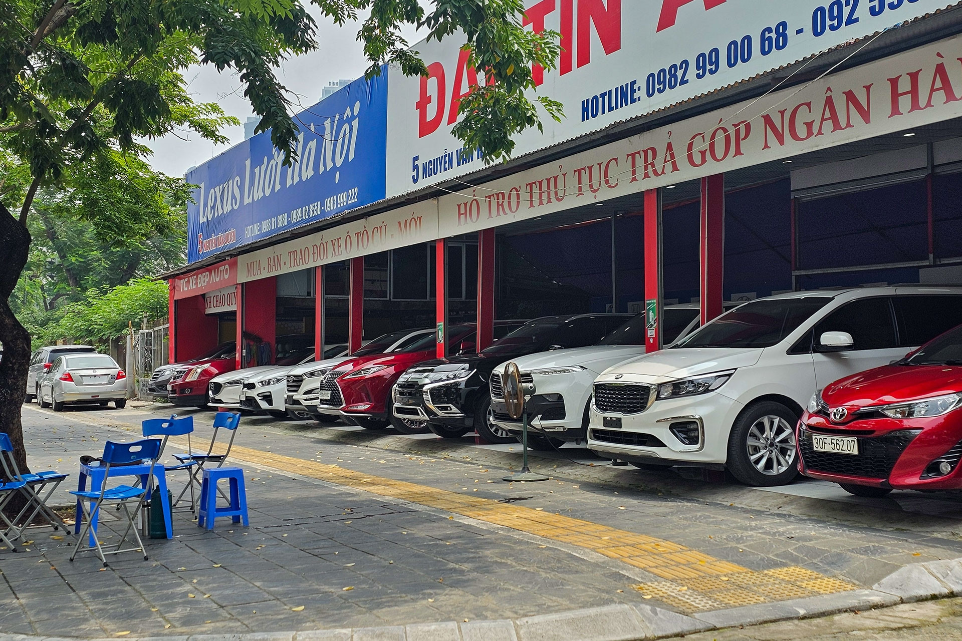 Xe mới đồng loạt giảm giá, dân buôn xe cũ 'lao đao' vì ế ẩm