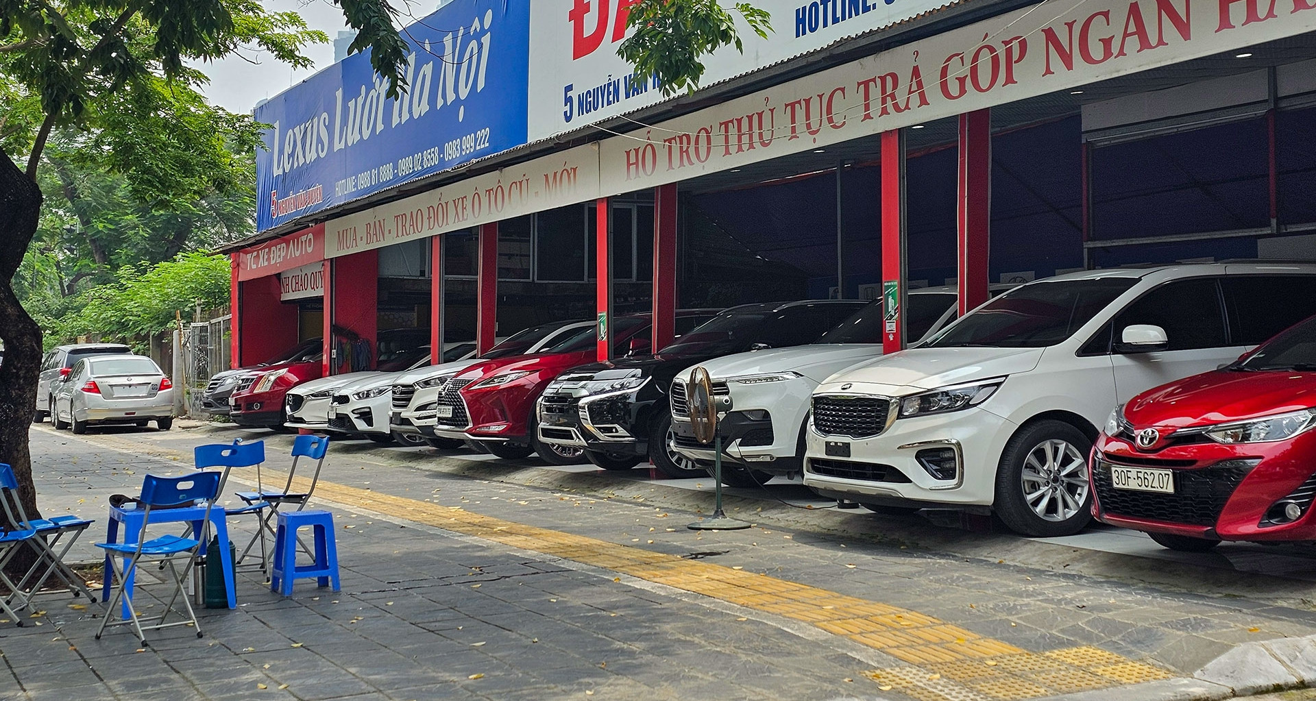 Xe mới đồng loạt giảm giá, dân buôn xe cũ 'lao đao' vì ế ẩm