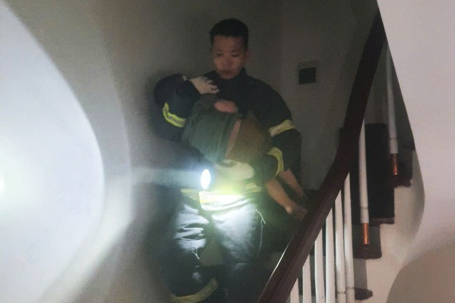 Cháy nhà ống trong đêm ở Hà Nội, 7 người mắc kẹt