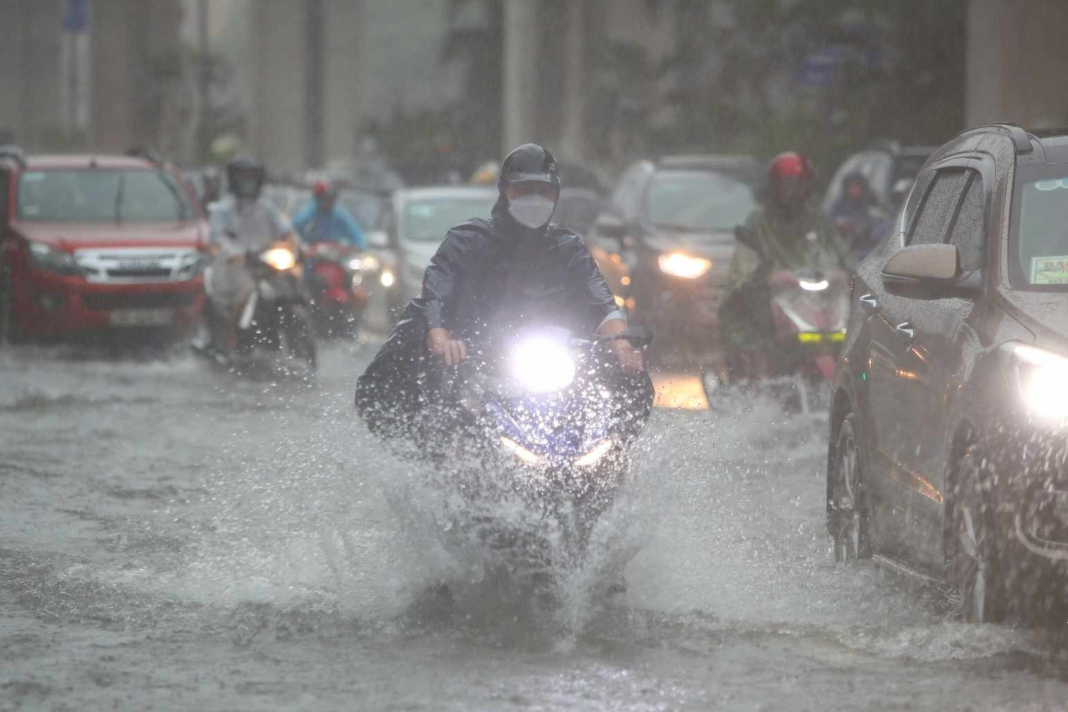 Dự báo thời tiết 8/6/2025: Miền Bắc còn nắng nóng, chiều tối mưa lớn đến 150mm