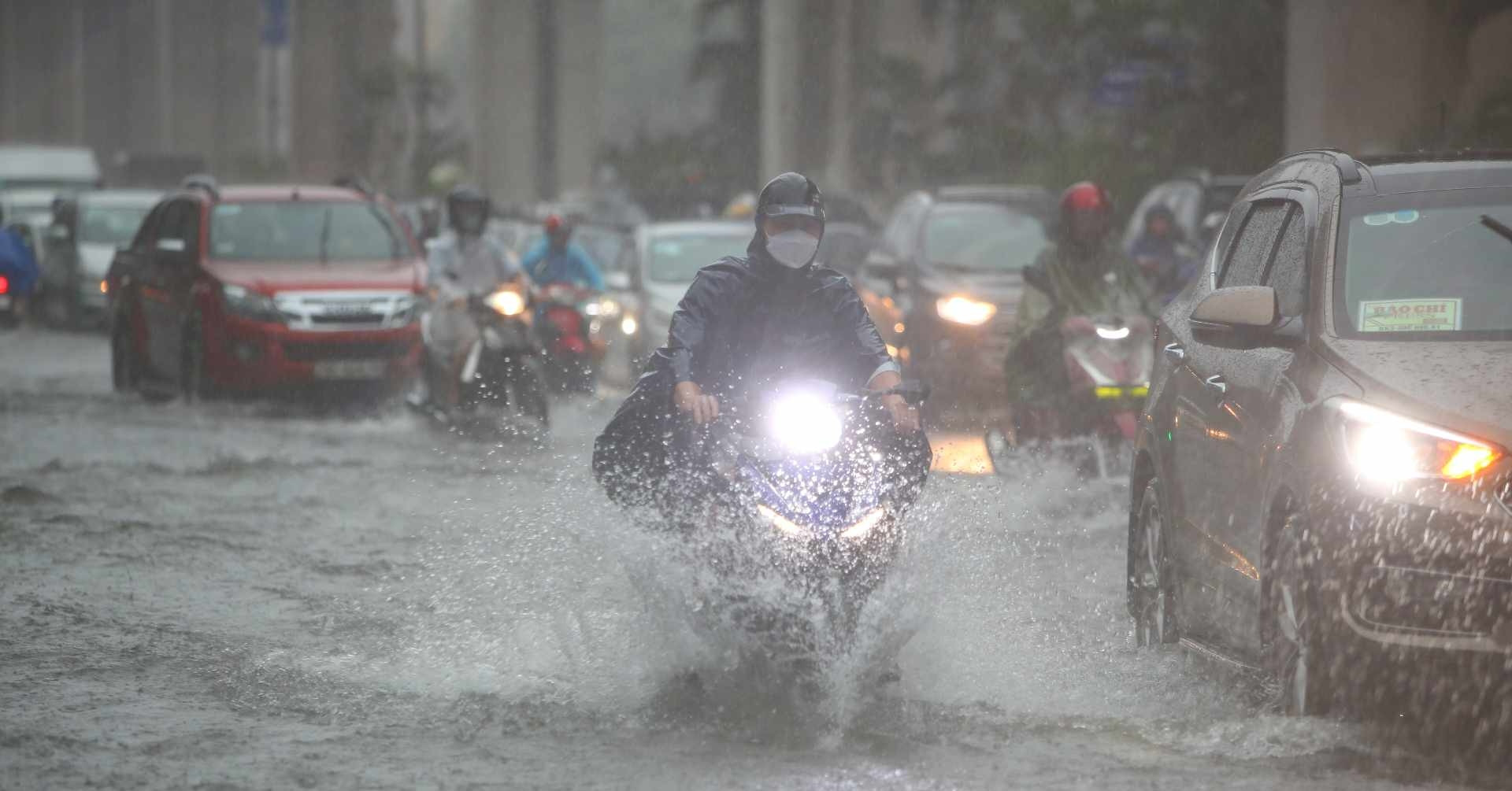 Dự báo thời tiết 8/6/2025: Miền Bắc còn nắng nóng, chiều tối mưa lớn đến 150mm