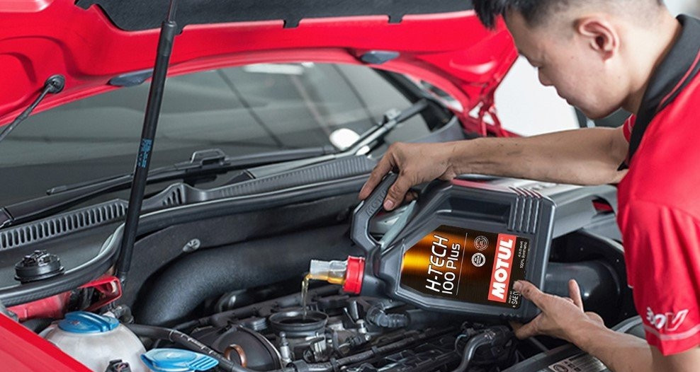 3 lý do nên thay dầu nhớt ô tô khi máy còn nóng