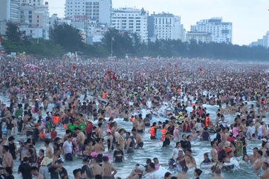 Biển Sầm Sơn đông nghẹt chiều cuối tuần, du khách chen nhau tránh nóng