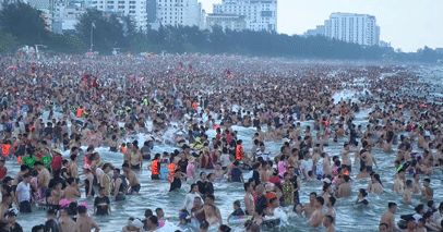 Biển Sầm Sơn đông nghẹt chiều cuối tuần, du khách chen nhau tránh nóng
