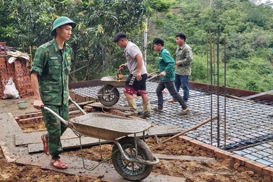 Bộ đội Biên phòng Thanh Hóa xuống bản giúp dân xóa nhà tạm