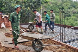Bộ đội Biên phòng Thanh Hóa xuống bản giúp dân xóa nhà tạm