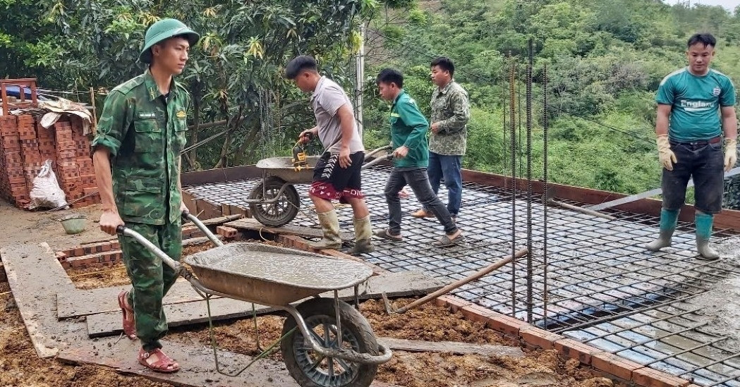 Bộ đội Biên phòng Thanh Hóa xuống bản giúp dân xóa nhà tạm