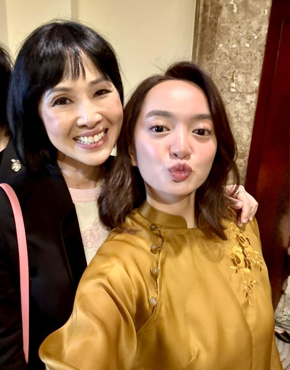 Bức ảnh này được chụp tại buổi tiệc trưa với Bộ trưởng Văn hóa Pháp, bà Rachida Dati và Kaity đồng ý cho sử dụng.jpg