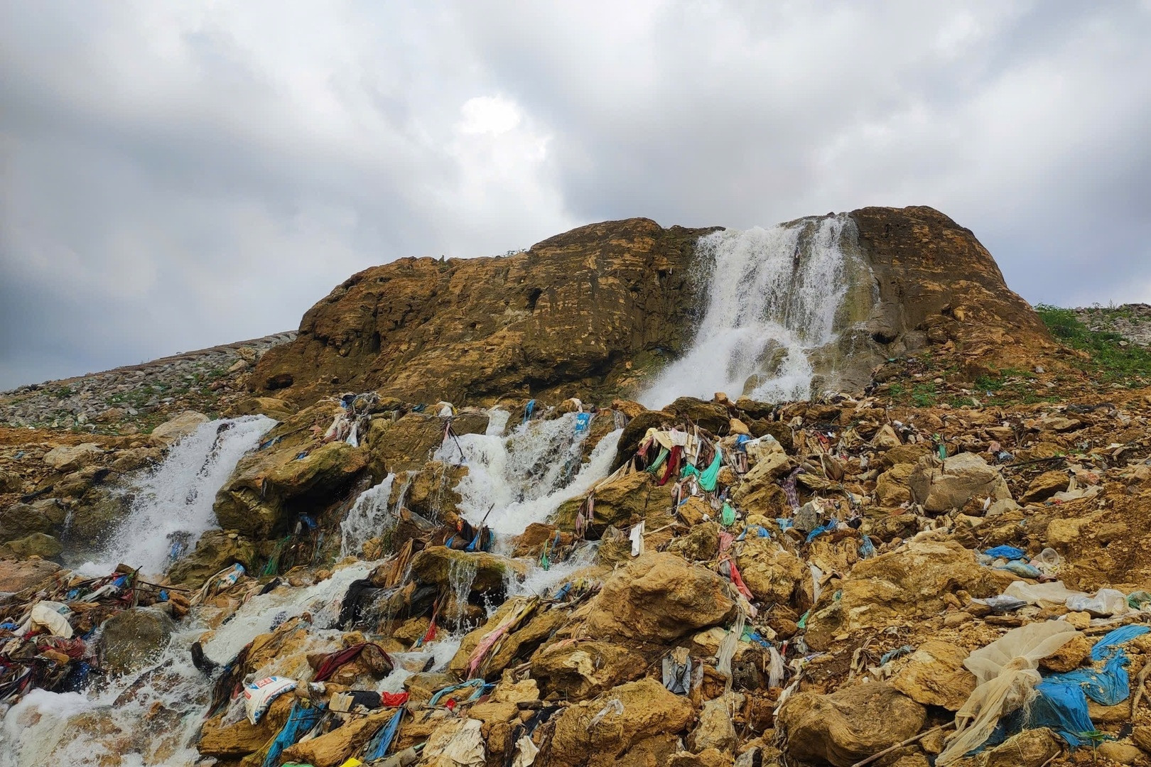 Mực nước tụt 40m, hồ Hòa Bình xuất hiện khung cảnh chưa từng thấy