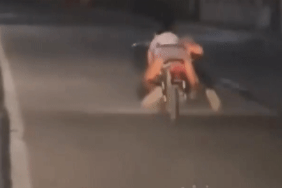 Thanh niên nằm trên xe máy phóng như 'thần gió', cảnh sát hú còi truy đuổi