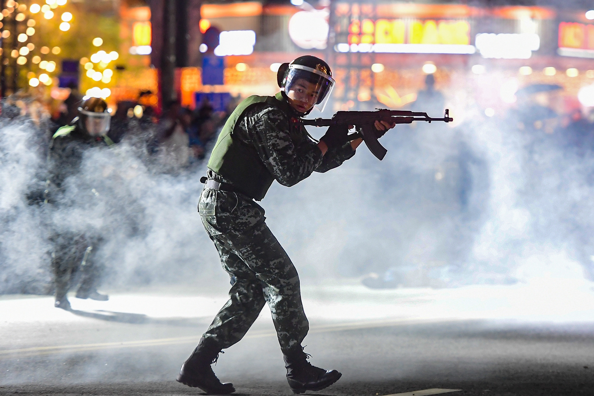 Cảnh sát trình diễn đấu súng với 'khủng bố' trên đường TPHCM