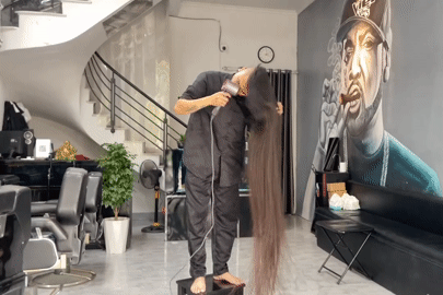 Chàng trai Hải Dương sở hữu mái tóc suôn mềm dài 1,7m, hội chị em nhìn 'đỏ mắt'